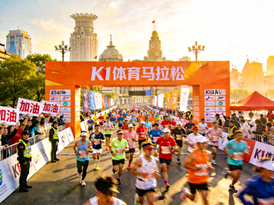 K1体育策划的大型城市马拉松赛事活动现场，人群涌动